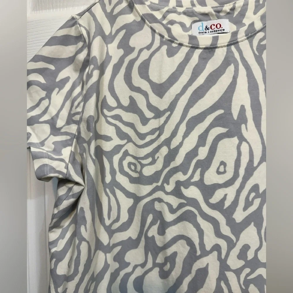 Gray and Cream Patterned T-Shirt - Picture 2 of 6